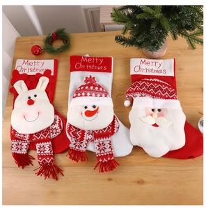 Détail de chaussettes de Noël avec poupées 3D du Père Noël, d'un bonhomme de neige et d'un renne