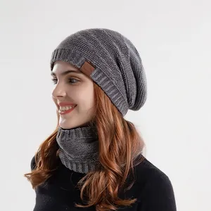 Ensemble d'hiver bonnet tricoté et écharpe gris pour femmes et hommes avec doublure polaire