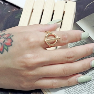 Minimalistischer Goldener Knebelring aus Edelstahl am Zeigefinger getragen