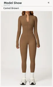 Détail d'une combinaison de sport marron camel avec zip frontal et passe-pouces