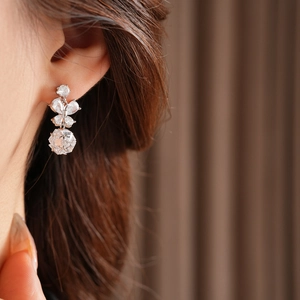 Élégantes boucles d'oreilles papillon en argent avec zircons sur un mannequin