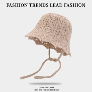 Chapeau cloche beige en maille avec lacets et texture géométrique en relief