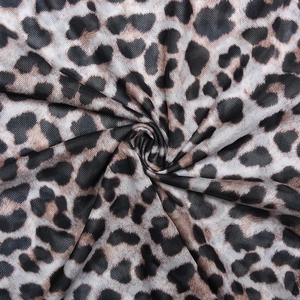 Detailansicht des atmungsaktiven Netzstoffs mit Leopardenmuster und braunen Tiermotiven