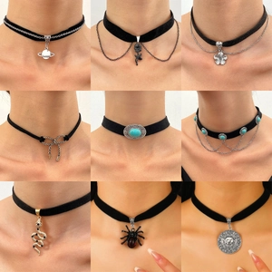 Set aus 9 Gothic-Samt-Chokerhalsketten mit Schlangen-, Blumen- und Schleifenanhängern