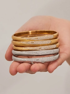 Détail de bracelets plaqués or 18 carats et argent avec sertissage de zircons micro