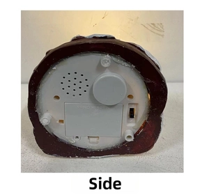 Detailansicht der Unterseite des Musikhauses mit Batteriefach und Ein-/Ausschalter