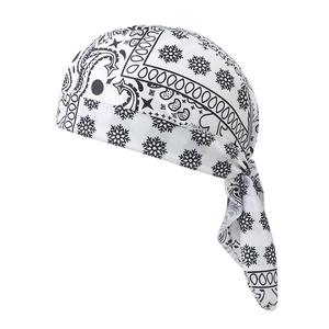 Witte paisley bandana durag met zwart sneeuwvlokpatroon van rekbare elastische stof