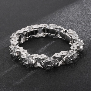 Vue macro d'un bracelet punk à crânes en acier inoxydable avec chaîne à maillons polis