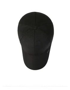 Vue de dessus d'une casquette de baseball noire avec structure à six panneaux en sergé fin