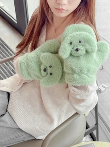 Detailansicht der grünen Plüsch-Fäustlinge im Teddy-Design mit dicker warmer Fütterung