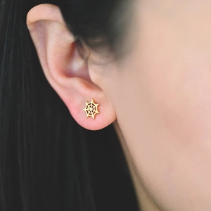 Pendientes de telaraña dorados con textura metálica minimalista para estilo Halloween