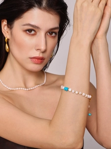 Détail du bracelet en perles d'eau douce avec perles turquoise et boucles d'oreilles