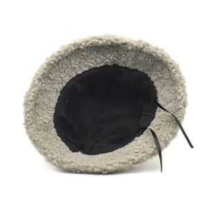 Détail du chapeau bob en laine d'agneau grise avec rubans de réglage noirs et doublure douce