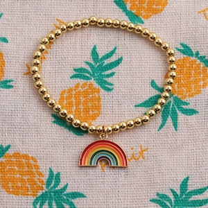 Vergoldetes Perlenarmband mit einem lebendigen Regenbogen-Emaille-Anhänger für Damen