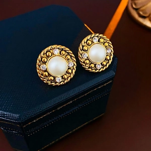 Vintage round gold-tone stud earrings with large central pearl and sparkling rhinestones