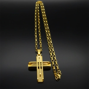 Détail d'un pendentif croix hip hop doré sur une chaîne box avec finition métallique