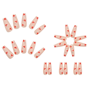Unghie finte lunghe coffin rosa nude con cuori rossi e strass brillanti decorati