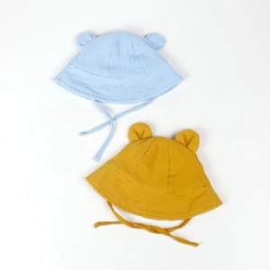 Detailansicht von blauen und gelben Baby-Sonnenhüten aus Baumwollmull mit süßen Tierohren