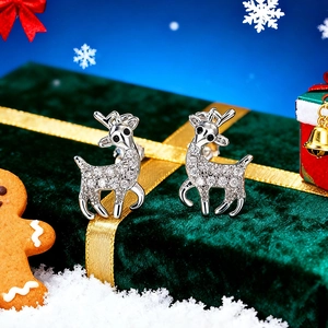 Dettaglio macro degli orecchini a perno a renna in argento con zirconi in scatola regalo