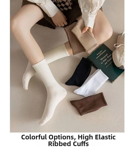 Détail de chaussettes en coton côtelé avec bords élastiques en tons beige doux