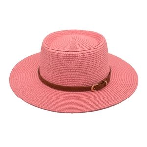 Eleganter rosa Strohhut mit flacher Krone und einem braunen dekorativen Ledergürtel