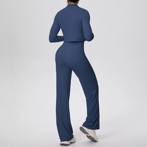 Vue arrière d'un ensemble de yoga bleu foncé avec veste à manches longues et pantalon