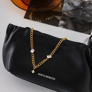 Collier en acier inoxydable plaqué or 18 carats avec cristaux de zircone sur sac noir