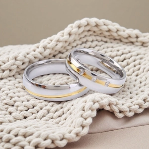 Gros plan détaillé de bagues de couple bicolores en acier avec accents diamantés
