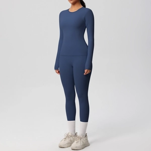 Détail du legging de yoga taille haute et haut à manches longues en bleu marine brossé
