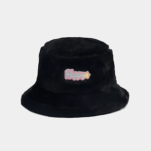 Détail du chapeau bob en peluche noire avec broderie Happy colorée et motifs d'étoiles