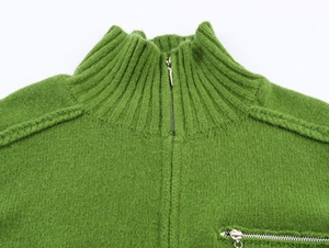 Dettaglio maglione a maglia verde erba con collo a mezza zip e trama a coste