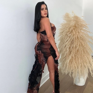 Neckholder-Kleid in Braun und Schwarz mit transparentem Mesh und Fransen im Destroyed-Look