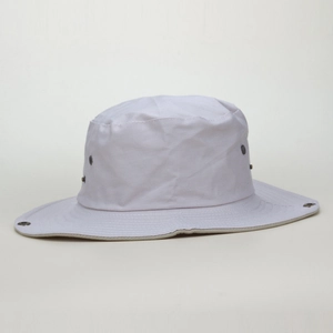 Détail du chapeau de soleil en toile blanche avec œillets métalliques et boucle latérale