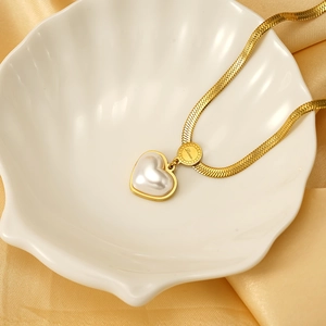Collana con pendente a cuore dorato con inserto di perle e catena a serpente