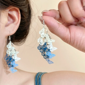 Eleganti orecchini a farfalla traforati con pendenti in metallo sfumato blu da donna
