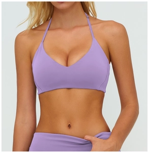 Details des lavendelvioletten Yoga-BHs mit Neckholder-Trägern und offenem Rückendesign