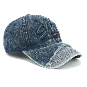 Détail d'une casquette en jean vintage avec broderie SMILE 3D et bordure effilochée