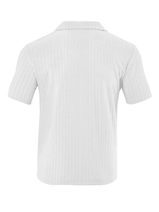Vue arrière du polo blanc à manches courtes montrant la texture à rayures verticales et le tricot