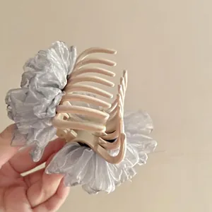 Detailansicht einer französischen Vintage Haarklammer mit grauen Organza-Blüten und Perlen