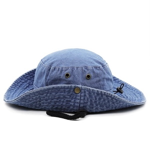 Vue détaillée du chapeau bob en denim bleu délavé avec large bord et cordon réglable