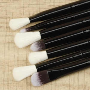 Détails des pinceaux de maquillage professionnels avec manche noir et poils blancs doux