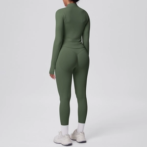 Vista posteriore di un set yoga verde oliva con pantaloni a vita alta e top