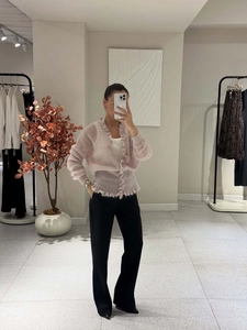 Cardigan élégant en mohair mauve avec bords à volants et coupe cintrée à la taille