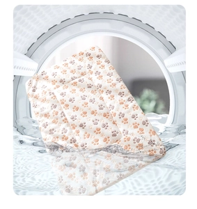 Machinewasbare flanellen huisdierdeken met pootafdrukken in een actieve wasmachine