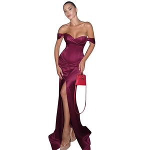 Robe de soirée élégante en satin bordeaux avec épaules dénudées et fente haute sexy