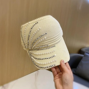 Damen Strick Sonnenschirm Mütze mit Perlen und Strasssteinen Dekoration in Beige Farbe