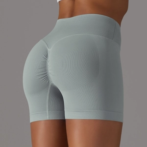 Dettaglio dei pantaloncini yoga grigi senza cuciture con effetto push-up e vita alta a coste