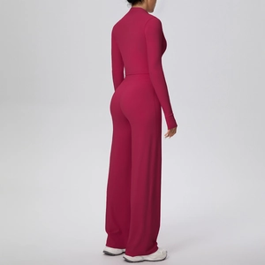 Détail de l'ensemble de yoga rose foncé avec haut court à manches longues et pantalon large