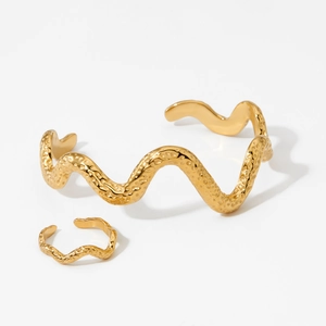 Golden wavy stainless steel bracelet and ring set with textured hammered finish