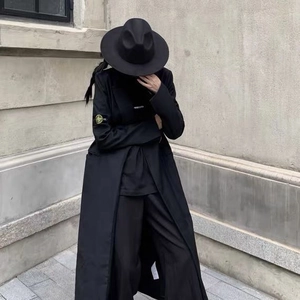 Λεπτομέρεια του σήματος Stone Island στο μανίκι του μαύρου μάλλινου καπέλου